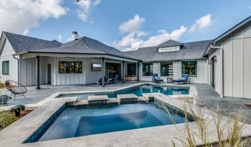 A house that has gunite inground pool.