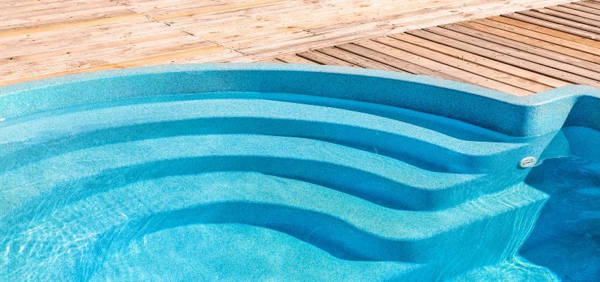 Fiberglass pools, crafted from fiberglass-reinforced plastic, represent a modern marvel in pool construction.