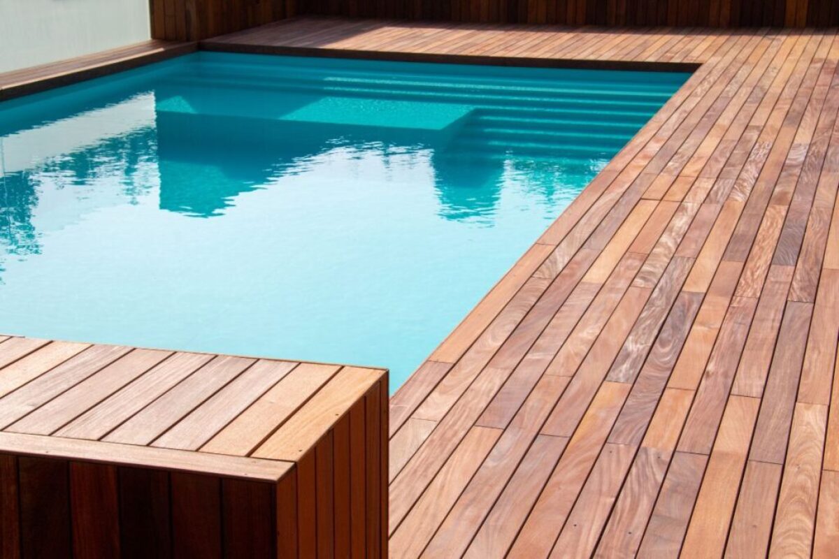 The pool looks modern and aesthetic after pool-hardscaping.