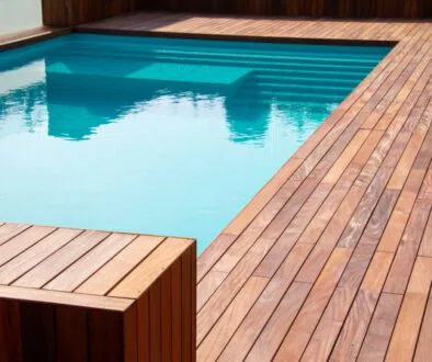 The pool looks modern and aesthetic after pool-hardscaping.